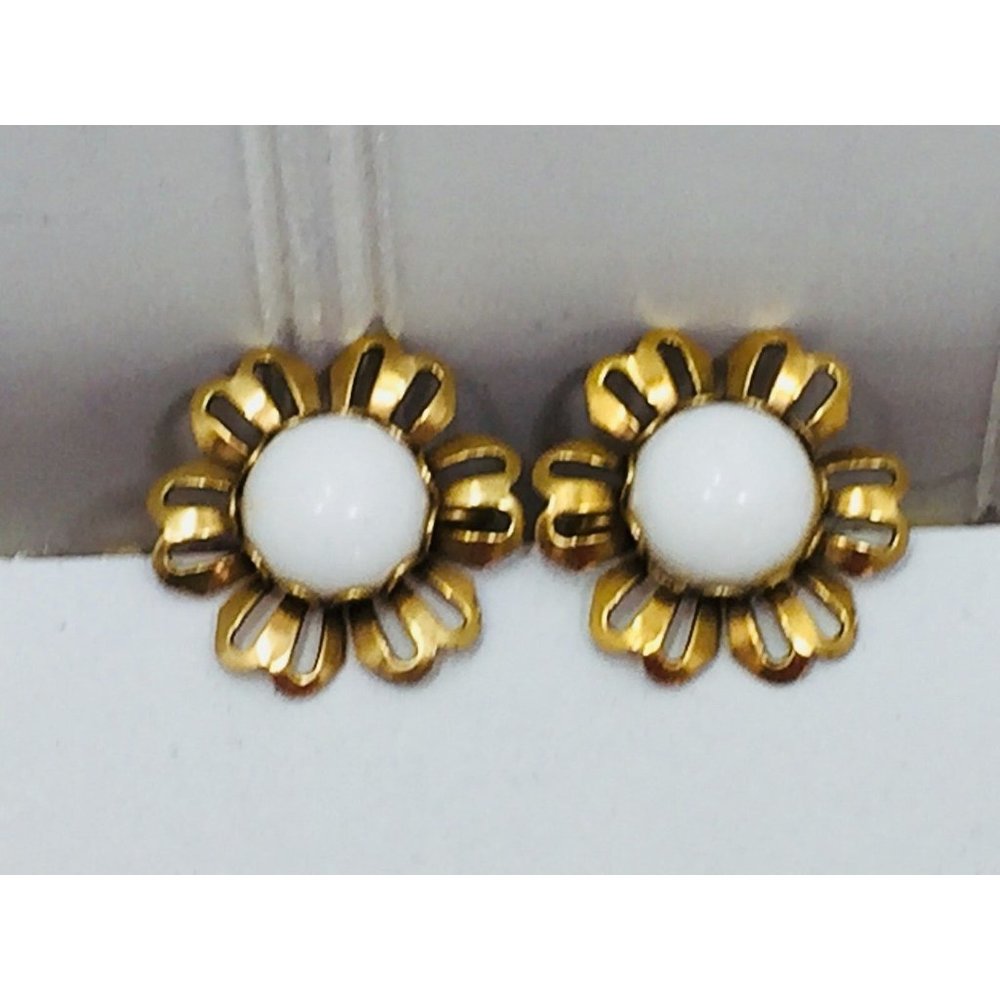 Vintage Gold Tone Screw Back Daisy Floral Earrings 24201